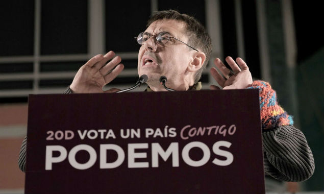  LAS PALMAS DE GRAN CANARIA, 10/12/2015.- El cofundador de Podemos Juan Carlos Monedero, durante el mitin celebrado esta noche en la plaza del Pilar de Las Palmas de Gran Canaria. EFE/ngel Medina G. ORG XMIT: GRA492