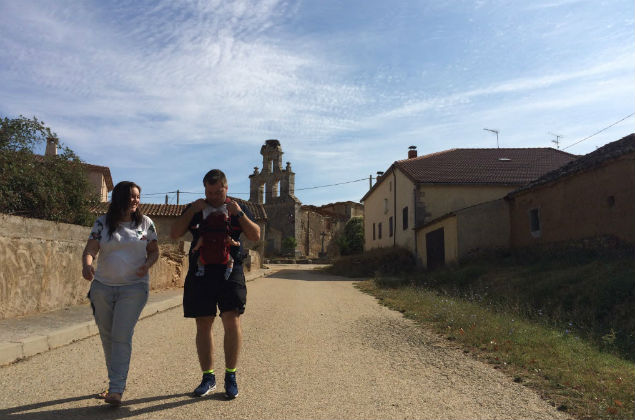 Rafael Sanchez, 30, e sua mulher, Ana, caminham com a filha, Leonor. Castiltierra, Espanha. Eles vivem em um vilarejo vazio, na regiao de Segovia. Credito Diogo Bercito/Folhapress