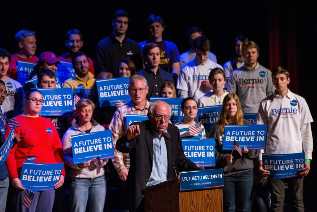 Bernie Sanders, que tem vantagem em New Hampshire, discursa em comcio em Derry na segunda (8)