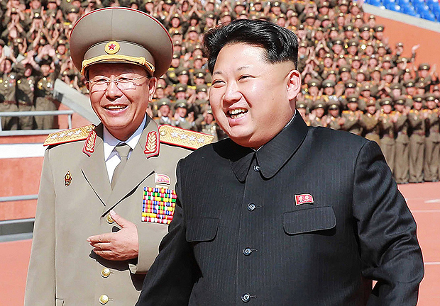 Foto com data no divulgada mostra Kim Jong-Un com o chefe do Estado Maior do Exrcito, Ri Yong Gil