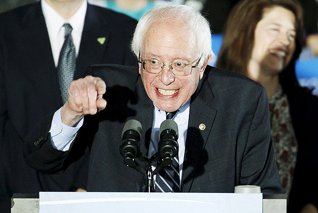 O pr-candidato democrata Bernie Sanders discursa em Concord aps vitria em prvia em New Hampshire