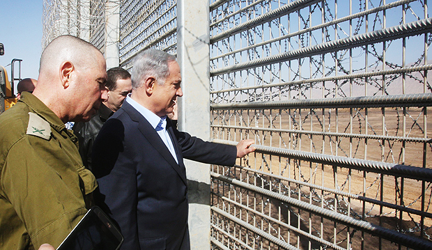 O primeiro-ministro Binyamin Netanyahu vistoria cerca construda por Israel na fronteira com a Jordnia