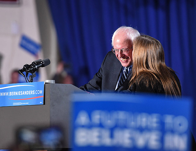 Pr-candidato democrata Bernie Sanders participa de comcio antes de primrias em New Hampshire