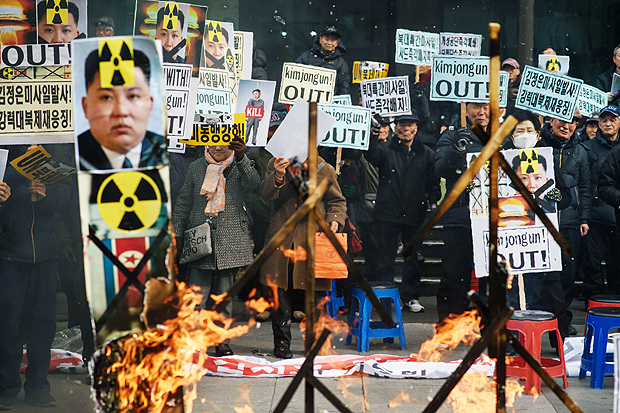 Manifestantes sul-coreanos realizam protesto contra lanamento de foguete pela Coreia do Norte 