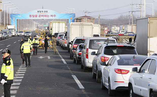 Na fronteira, veículos da Coreia do Sul aguardam em fila para entrar no complexo industrial de Kaesong 