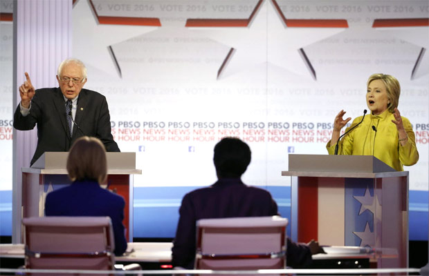 o senador Bernie Sanders e a ex-secretria de Estado Hillary Clinton durante debate em Milwaukee, no Wisconsin