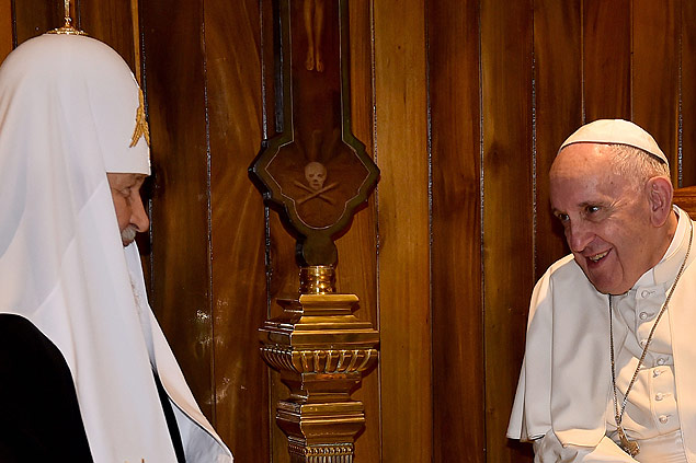 Papa Francisco (dir.) se rene com o lder da Igreja Ortodoxa Russa, patriarca Cirilo, em Havana