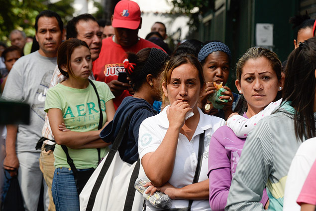 Venezuelanos fazem fila ao lado de supermercado em Caracas; faltam produtos bsicos no pas