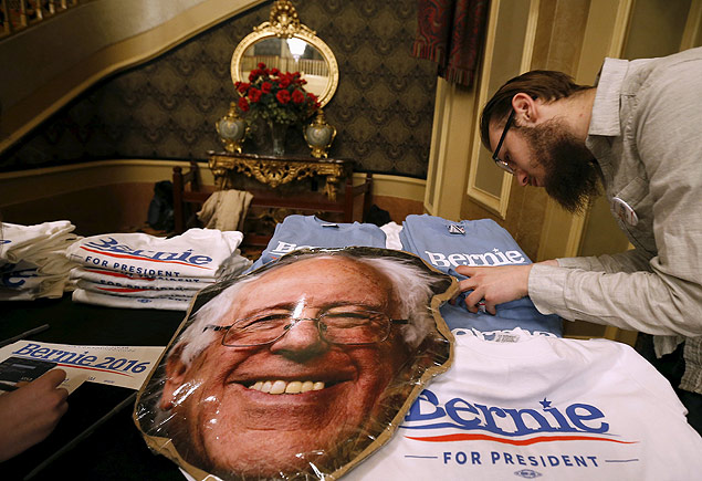 Camisetas com o nome de Bernie Sanders  venda durante evento de campanha em Iowa