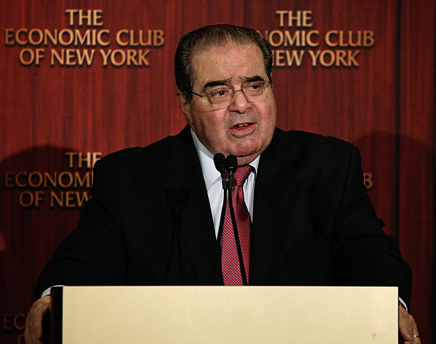 O juiz da Suprema Corte dos EUA Antonin Scalia conversa com jornalistas