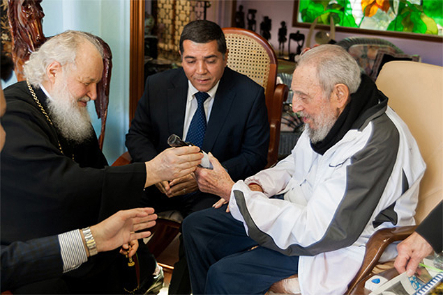 O patriarca Cirilo ( esq.), chefe da Igreja Ortodoxa Russa, brinda com o ex-ditador Fidel Castro ( dir.) em Havana