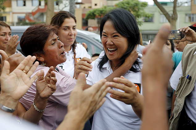 Candidata a Presidncia, Keiko Fujimori,  recebida por apoiadores durante campanha em Lima 