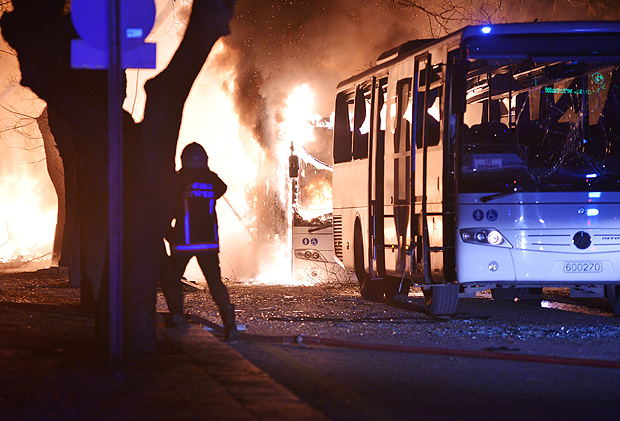 Bombeiros turcos tentam debelar fogo após explosão em Ancara