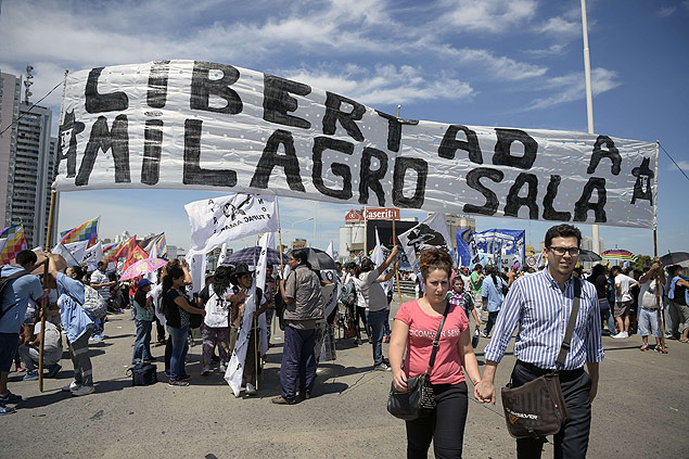 Members of the Tupac Amaru neighborhood association and other leftist organizations block the Pueyrredon bridge demanding the release of the president of their association, Milagro Sala, in Buenos Aires, Argentina, on February 17, 2016. Sala was detained on January 16 during a social protest the northern province of Jujuy. AFP PHOTO/EITAN ABRAMOVICH ORG XMIT: EAS588