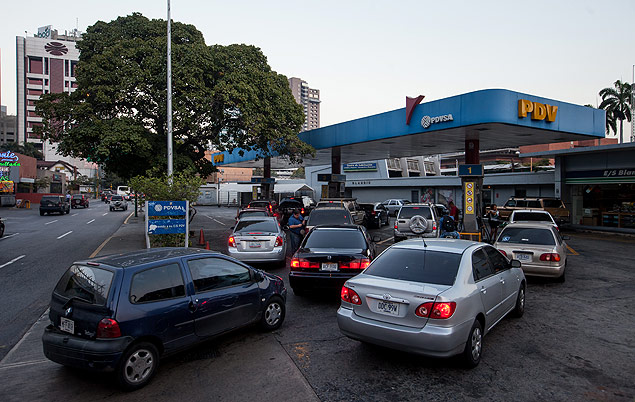 CAR01. CARACAS (VENEZUELA), 17/02/2016.- Vehículos en cola para abastecerse de gasolina vistos hoy, miércoles 17 de febrero de 2016, en una estación de Petróleos de Venezuela (PDV) en Caracas (Venezuela). El presidente de Venezuela, Nicolás Maduro, anunció hoy un aumento del precio de la gasolina de 95 octanos en el país, la más barata del mundo, de más de un 6.000 por ciento, mientas que la de 91 octanos se incrementará un 1.282 por ciento. EFE/MIGUEL GUTIERREZ ORG XMIT: CAR01