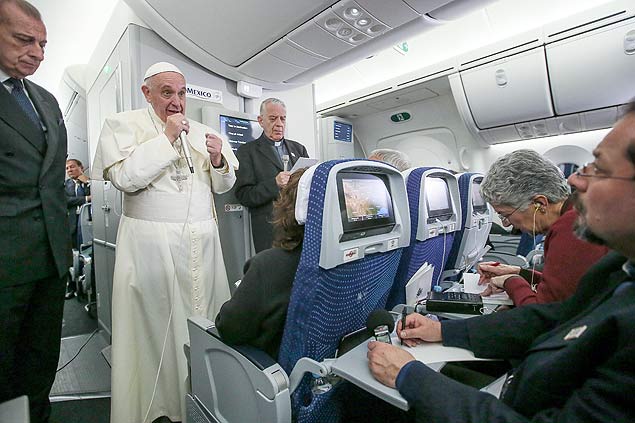Papa Francisco fala com jornalistas durante voo do México para a Itália