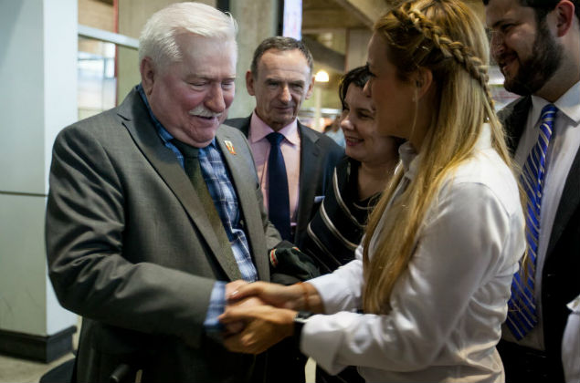 17/02/2016.- El expresidente de Polonia Lech Walesa (i), ganador del Premio Nobel de la Paz en 1983, saluda a Lilian Tintori (d), esposa del dirigente opositor venezolano preso, Leopoldo Lpez, a su llegada al aeropuerto Internacional 