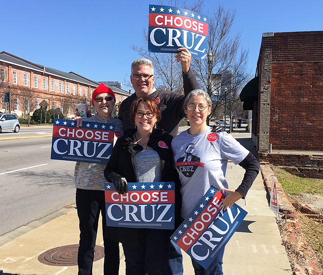 Elizabeth Kilmarton (centro) faz campanha para o senador ultraconservador Ted Cruz em Columbia, capital da Carolina do Sul