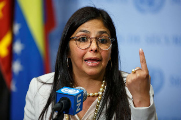 NUEVA YORK, febrero 16, 2016 (Xinhua) -- La ministra de Relaciones Exteriores de Venezuela, Delcy Rodriguez, conversa ante representantes de los medios de comunicacin, en el debate del Consejo de Seguridad en las oficinas de la Organizacin de las Naciones Unidas (ONU), en Nueva York, Estados Unidos de Amrica, el 15 de febrero de 2016. Delcy Rodriguez presidi un debate de nivel ministerial del Consejo de Seguridad con el tema del "Respeto a los propsitos y principios de la Carta de las Naciones Unidas como elemento clave para el mantenimiento de la paz y seguridad internacional" el lunes. (Xinhua/Li Muzi) (rtg)