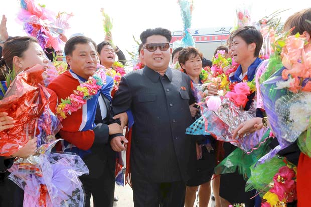 Kim Jong-un entre apoiadores