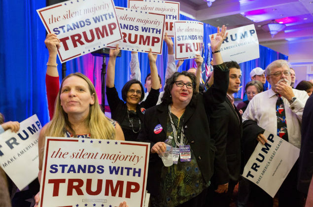 Spartanburg (United States), 21/02/2016.- Supporters of Republican presidential candidate Donald Trump celebrate the early returns as polls close in the South Carolina Primary, in Spartanburg, South Carolina, USA, 20 February 2016. Republican voters in the US state of South Carolina were awaiting ballot in a primary that could be key in determining whether Donald Trump can push forward to become the centre-right party's presidential candidate. There was a steady flow of voters at a municipal centre in suburban Mt Pleasant, South Carolina on Saturday morning with voters expressing their concerns about the economy and Islamic State among other issues. (Elecciones, Estados Unidos) EFE/EPA/RICHARD ELLIS ORG XMIT: SCX105