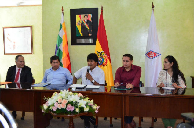  febrero 19, 2016 (Xinhua) -- El presidente de Bolivia, Evo Morales (c) y ejecutivos de la petrolera espaola Repsol y de la estatal Yacimientos Petrolferos Fiscales Bolivianos (YPFB), se renen en el departamento de Santa Cruz, Bolivia, el 19 de febrero de 2016. Bolivia increment al menos 40 por ciento sus reservas probadas de gas con el descubrimiento de tres reservorios en el bloque Caipipendi, en el sur del pas, inform el viernes Evo Morales. En una conferencia de prensa en el departamento de Santa Cruz, Morales y el director de Repsol, Diego Daz, explicaron por separado que las nuevas estructuras Boicobo, Itahuazu y Boyuy tienen un potencial de 3,977 trillones de pies cbicos (TCF). (Xinhua/Noah Friedman/ABI) (ab) (jp) (sp)