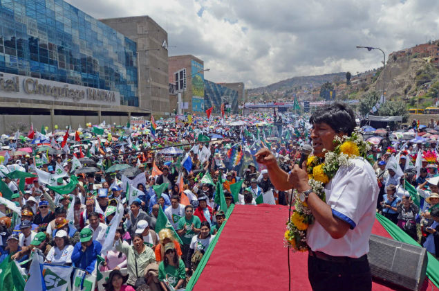  El presidente de Bolivia, Evo Morales (d), participa en el cierre de su campaa por el 