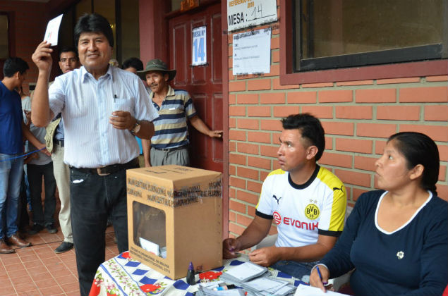 - REFERENDO-BOLIVIA - O presidente boliviano Evo Morales registra seu voto em referendo que propoe uma nova possibilidade de reeleio do mandatario, o qual seria o seu quarto mandato, em Cochabamba na Bolivia, neste domingo, 21. (Foto: Hugo Armeno/Brazil Photo Press/Folhapress) *** PARCEIRO FOLHAPRESS - FOTO COM CUSTO EXTRA E CRDITOS OBRIGATRIOS ***