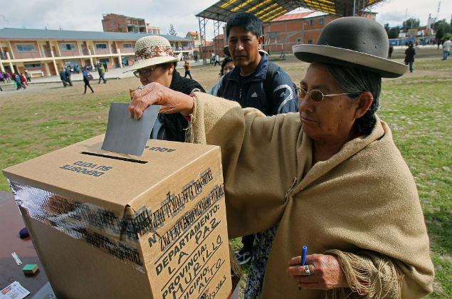 21/02/2016.- Una mujer deposita su voto hoy, domingo 21 de febrero de 2016, en El Alto, Bolivia, durante el referendo donde se pretende aprobar o rechazar una reforma constitucional para permitirle volver a ser candidato al presidente Evo Morales, en las elecciones de 2019 en las que busca un cuarto mandato hasta 2025. Seis millones y medio de bolivianos estn convocados para depositar su voto en las 29.224 mesas repartidas en 4.785 centros electorales en las nueve regiones bolivianas. EFE/MARTIN ALIPAZ ORG XMIT: BOL10