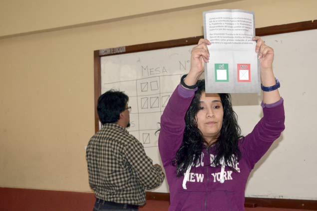 Mulher participa de contagem de votos de referendo nacional em La Paz, Bolvia