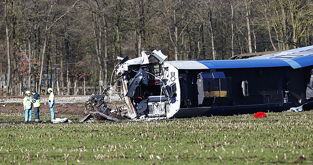 Equipes prestam socorro a passageiros de acidente de trem perto de Dalfsen, na Holanda, nesta tera (23)