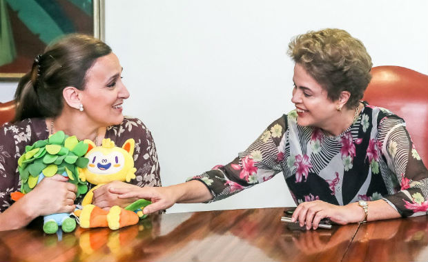  released by the Brazilian Presidency showing Argentina's Vice Presidente Gabriela Michetti (L) and Brazilian President Dilma Rousseff talking during a meeting at Planalto Palace in Brasilia, on February 23, 2016. AFP PHOTO/Presidency/Roberto Stuckert Filho RESTRICTED TO EDITORIAL USE - MANDATORY CREDIT "PHOTO/Presidency/Roberto Stuckert Filho" - NO MARKETING NO ADVERTISING CAMPAIGNS - DISTRIBUTED AS A SERVICE TO CLIENTS ORG XMIT: ESA106