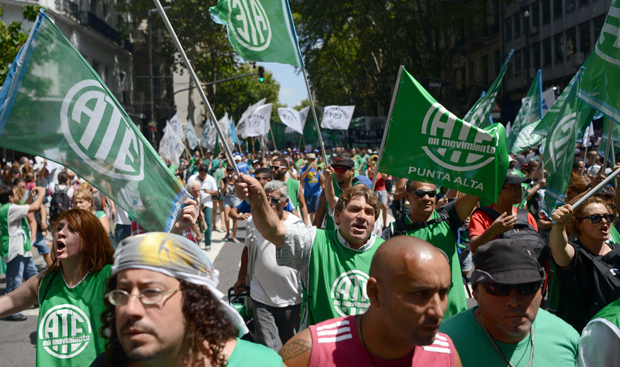 Sindicalistas protestam contra as demisses feitas pelo presidente da Argentina, Mauricio Macri