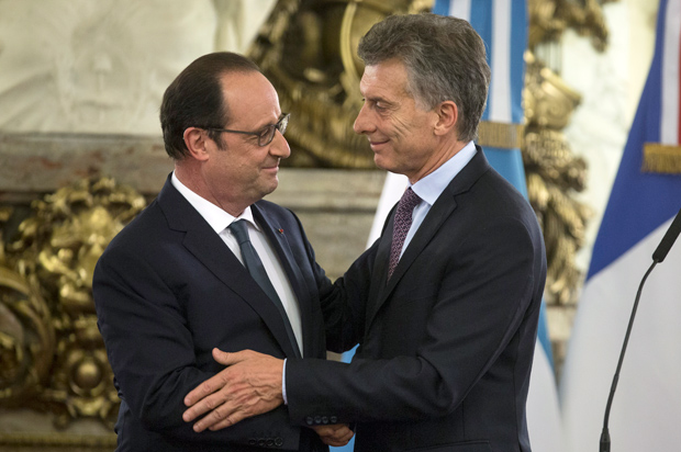(160224) -- BUENOS AIRES, Feb. 24, 2016 (Xinhua) -- Argentina's President Mauricio Macri (R) greets his French counterpart Francois Hollande, during the signing agreements act in the White Room of Casa Rosada in Buenos Aires city, capital of Argentina, on Feb. 24, 2016. Hollande is on a two-day official visit to Argentina. (Xinhua/Martin Zabala) (jg) (ah)