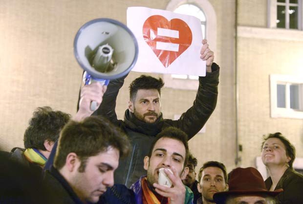 Grupos pró-união civil para casais do mesmo sexo fazem manifestação durante votação no Senado