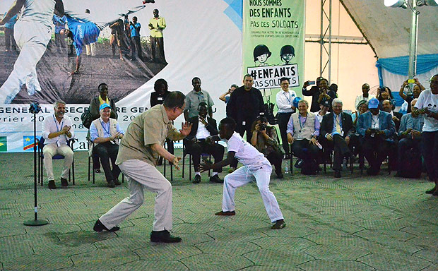 Secretrio geral da ONU, Ban Ki-Moon, joga capoeira com ex-criana-soldado na RDC 