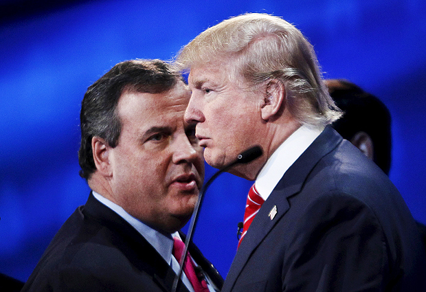 Governador de Nova Jersey, Chris Christie, cruza com magnata Donald Trump em debate em 2015