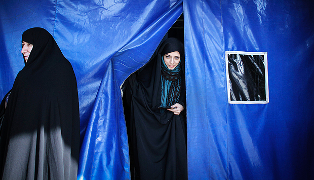 Iranianas deixam sessão eleitoral após votarem na cidade de Qom