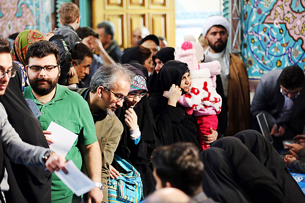 Iranianos fazem fila para registrar seu voto em sessão eleitoral de Teerã