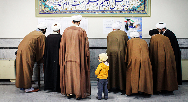 Clérigos registram seu voto em sessão de Qom, no Irã; Parlamento e Assembleia de Especialistas serão renovados