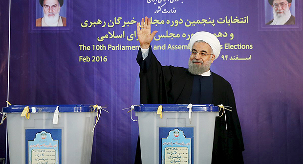 Presidente do Ir, Hassan Rouhani, acena aps votar nas eleies desta sexta (26) em Teer