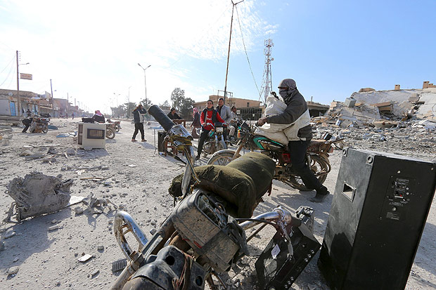 Men loot goods in al-Shadadi town, Hasaka countryside, Syria February 26, 2016. Picture taken February 26, 2016. REUTERS/Rodi Said ORG XMIT: SYR07