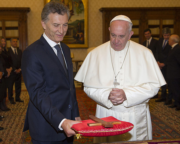 Argentina's president Mauricio Macri exchanges gifts with Pope Francis during a private audience at the Vatican, Saturday, Feb. 27, 2016 (Claudio Onorati/pool photo via AP) ORG XMIT: ROM101