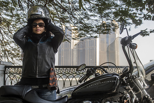 Egpcia Dina Wassef diz que olhares so nico problema que enfrenta ao andar de moto no Cairo