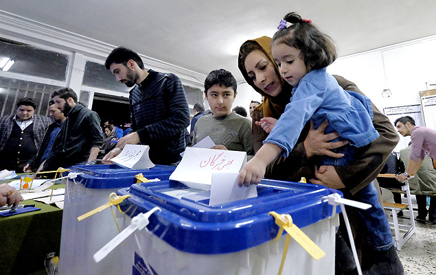 Mulher iraniana deixa a filha depositar seu voto na eleio legislativa realizada na sexta (26)