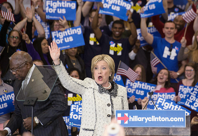 Hillary Clinton cumprimenta apoiadores antes de fazer seu discurso da vitória na Carolina do Sul