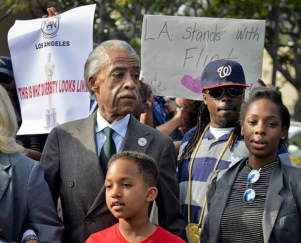 The Reverend Al Sharpton (L), walks in a "unity circle" during a protest outside the 88th Academy Awards in Hollywood, California February 28th, 2016. Sharpton led a group protesting the failure of the Academy Awards to recognize people of color in the major categories. REUTERS/Stuart Palley ORG XMIT: TOR426