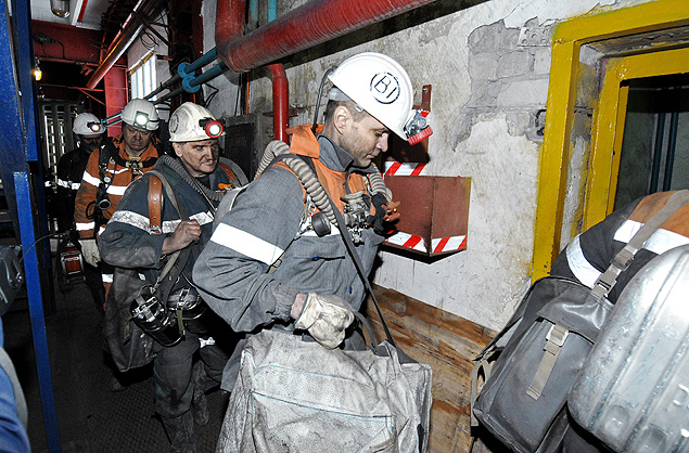 (160228) -- MOSCOW, Feb. 28, 2016 (Xinhua) -- Rescue workers walk into Severnaya mine in Komi republic's city of Vorkuta, Russia, on Feb. 26, 2016. The Russian Emergency Situations Ministry said on Sunday that there are actually no chances for survival of the 26 coal miners trapped underground in Thursday's coal mine blast in Russia's northern Komi republic. (Xinhua/Sputnik)