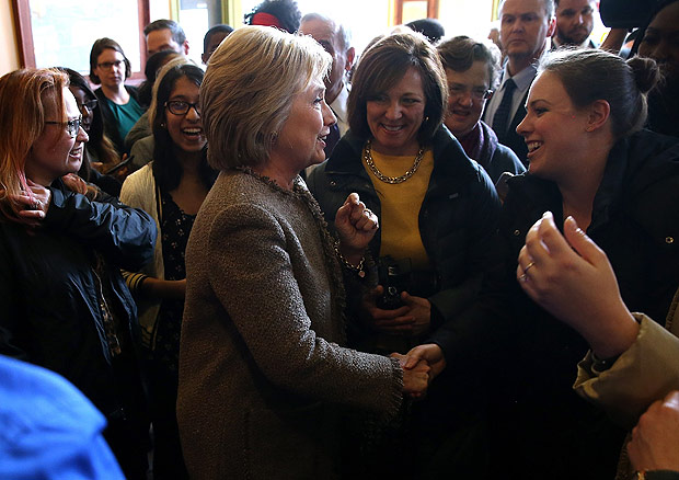 MINNEAPOLIS, MN - MARCH 01: Democratic presidential candidate former Secretary of State Hillary Clinton greets patrons at Mapps Coffee on March 1, 2016 in Minneapolis, Minnesota. Hillary Clinton is campaigning in Minnesota as Super Tuesday voting takes place in 12 states. Justin Sullivan/Getty Images/AFP == FOR NEWSPAPERS, INTERNET, TELCOS & TELEVISION USE ONLY ==