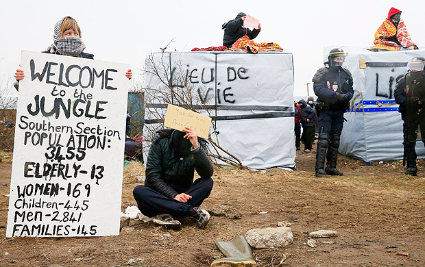 Ativistas e imigrantes fazem protesto contra desmonte do acampamento de Calais, na Frana